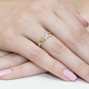 Pierścionek z Brylantami 0,02ct z żółtego złota próby 585. W-0179